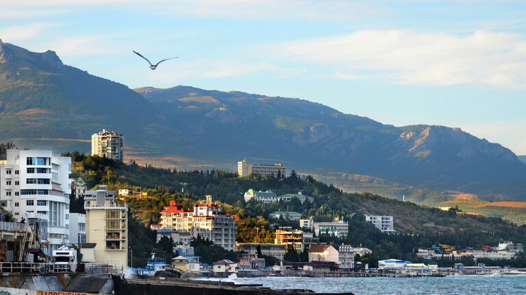 Вид на район Профессорский уголок города Алушта на закате