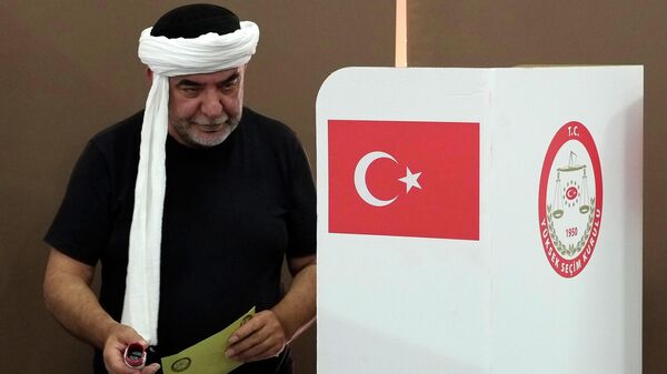 Мужчина на избирательном участке на территории Турецкой Республики Северного Кипра