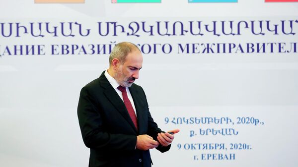 Премьер-министр Армении Никол Пашинян на церемонии встречи перед началом заседания Межправительственного совета ЕАЭС