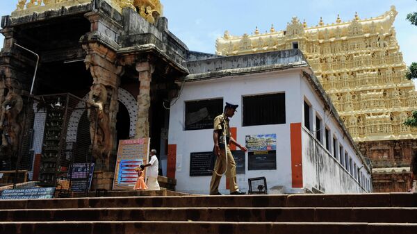 Военнослужащий у храма Падманабхасвами в городе Тривандрам
