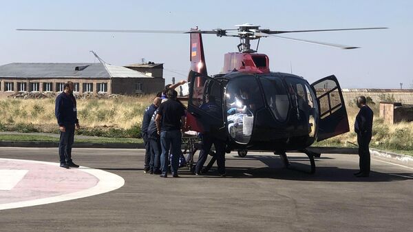 Вертолет с пострадавшим во время обстрела карабахского города Шуша военным корреспондентом Юрием Котенком в Ереване