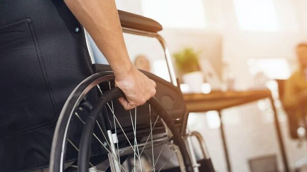 Человек с ограниченными возможностями в инвалидной коляске