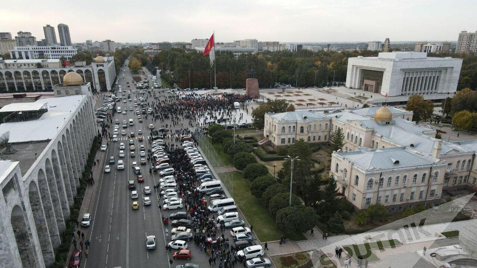 В Бишкеке хотят продлить режим чрезвычайного положения - РИА Новости, 12.10.2020