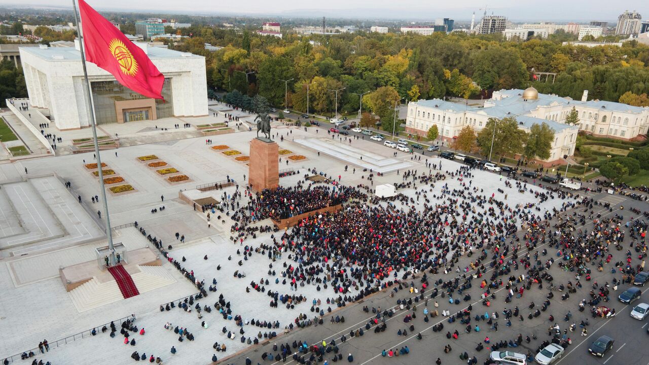 Эксперт заявил, что в Бишкеке некому исполнять указ о введении режима ЧП -  РИА Новости, 09.10.2020