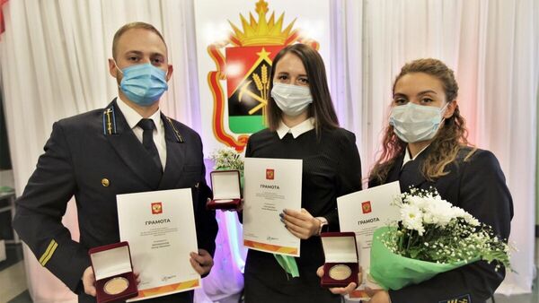 Волонтеры компании СУЭК, награжденные памятными медалями за бескорыстный вклад в организацию Общероссийской акции взаимопомощи #МыВместе