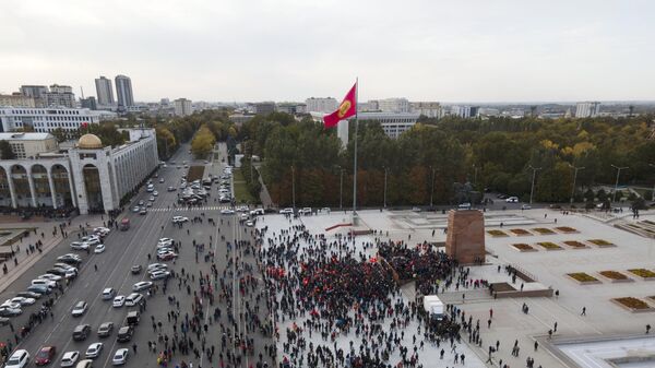 Сторонники Алмазбека Атамбаева и Омурбека Бабанова принимают участие в митинге в их поддержку у памятника Манасу в Бишкеке