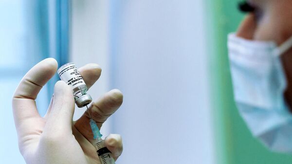 Медсестра во время вакцинации от коронавирусной инфекции