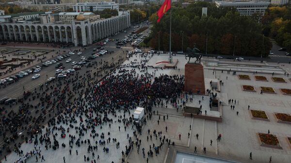 Сторонники Алмазбека Атамбаева и Омурбека Бабанова принимают участие в митинге в их поддержку у памятника Манасу в Бишкеке