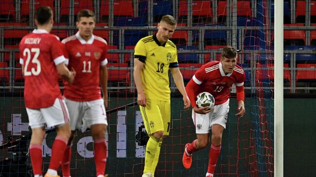 Нападающий сборной России Александр Соболеев (справа) после забитого мяча в ворота сборной Швеции