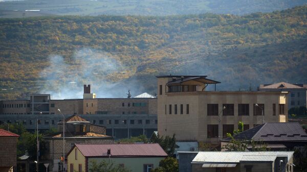  Дым от пожаров, возникших в результате артиллерийских ударов по Степанакерту