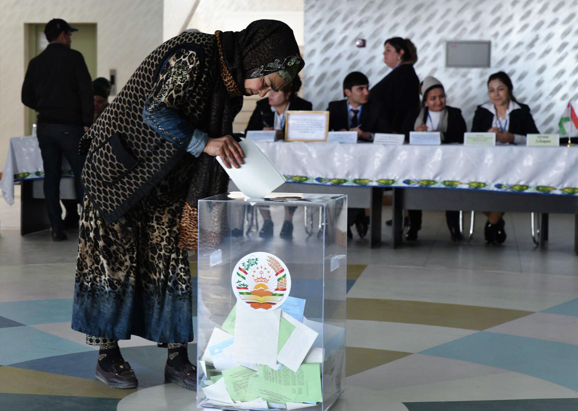 Жительница Душанбе голосует на выборах в нижнюю палату парламента Таджикистана - РИА Новости, 1920, 09.10.2020