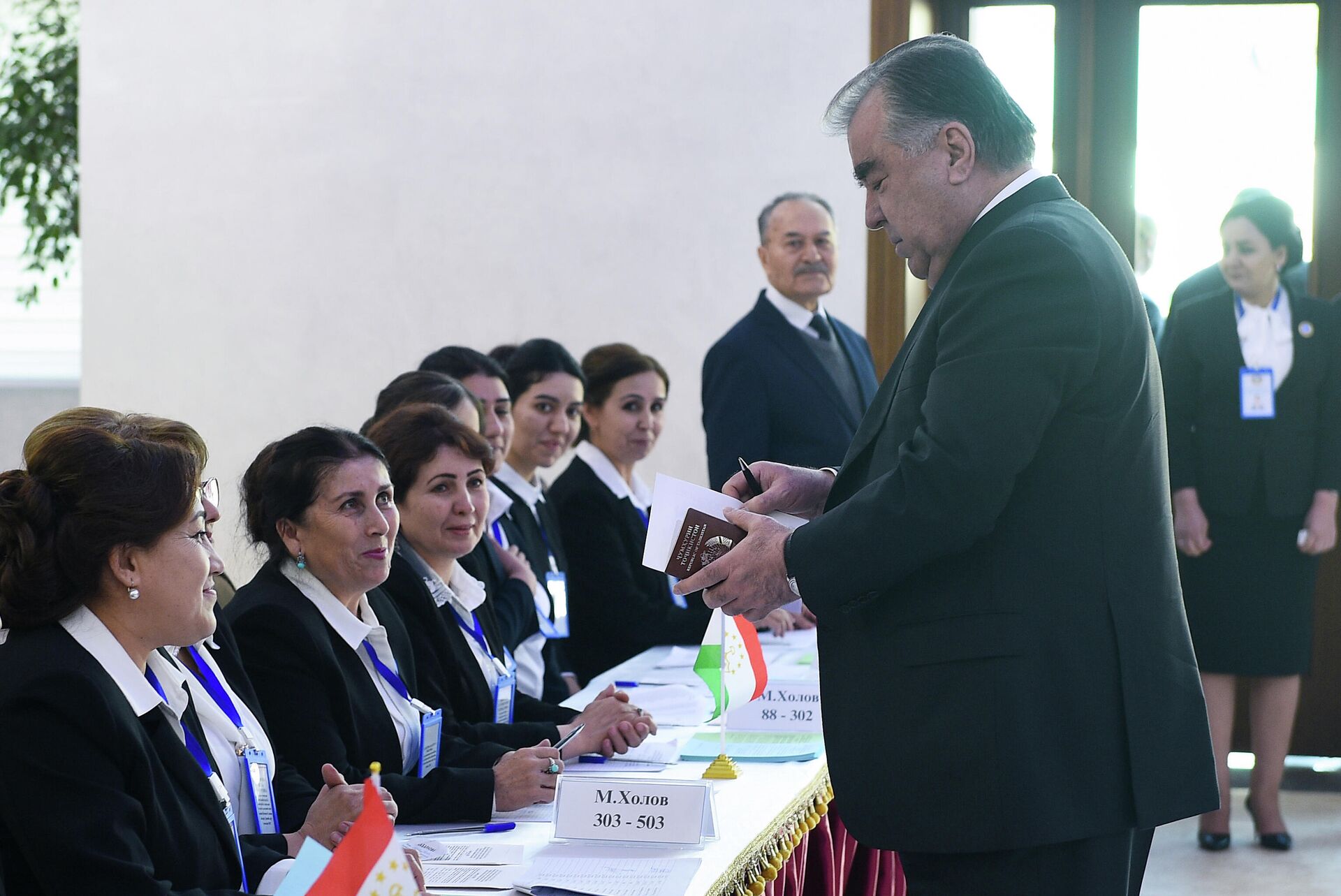 Президент Таджикистана Эмомали Рахмон получает бюллетень на избирательном участке, чтобы проголосовать на выборах в нижнюю палату парламента Таджикистана - РИА Новости, 1920, 09.10.2020
