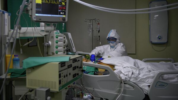Медицинский работник оказывает помощь пациенту с COVID-19 в отделении гемодиализа городской клинической больницы № 52
