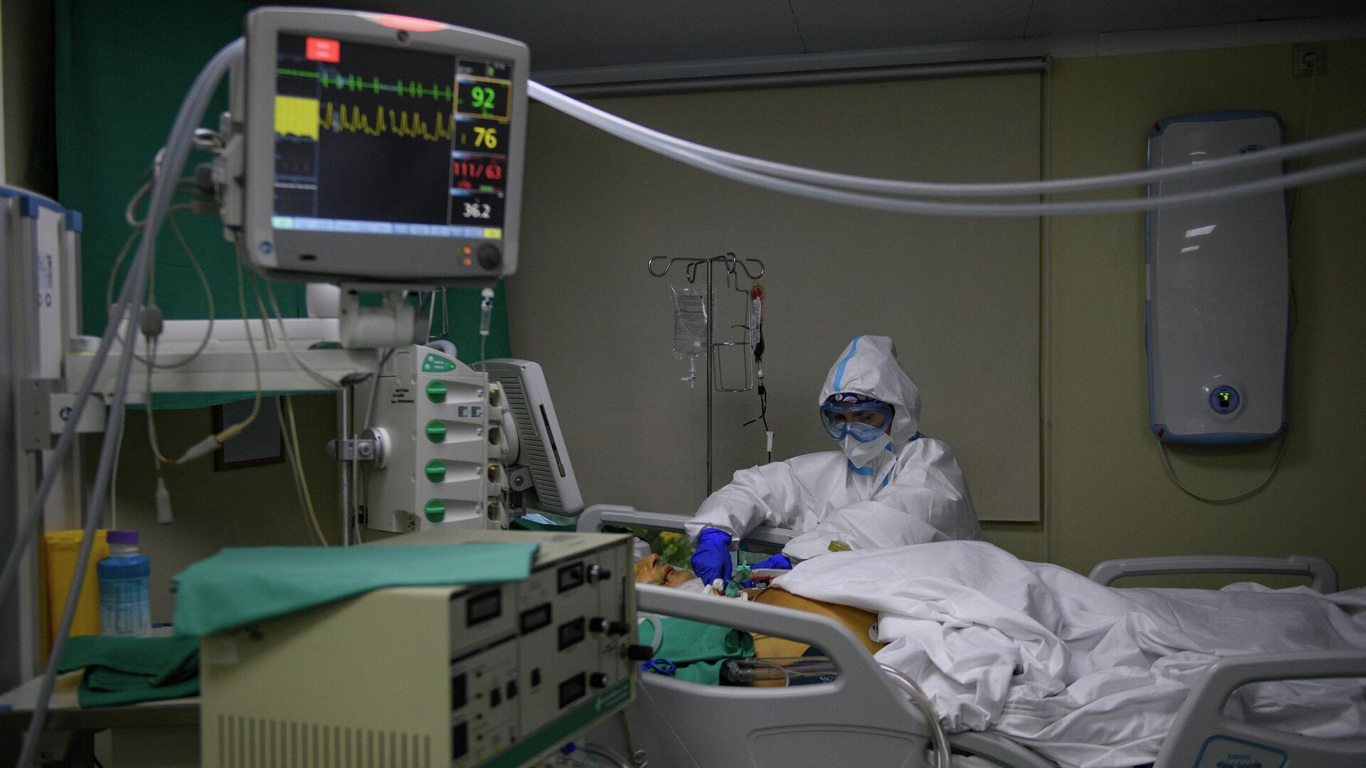 Медицинский работник оказывает помощь пациенту с COVID-19 в отделении гемодиализа городской клинической больницы № 52 - РИА Новости, 1920, 20.01.2021