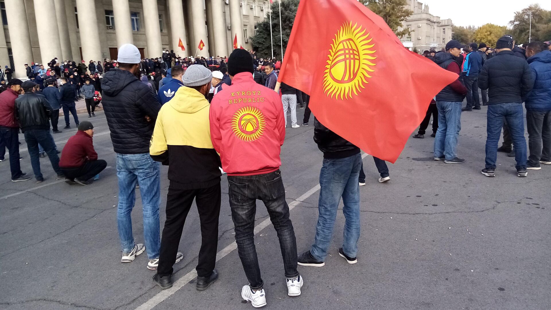 Участники митинга в Бишкеке - РИА Новости, 1920, 10.10.2020