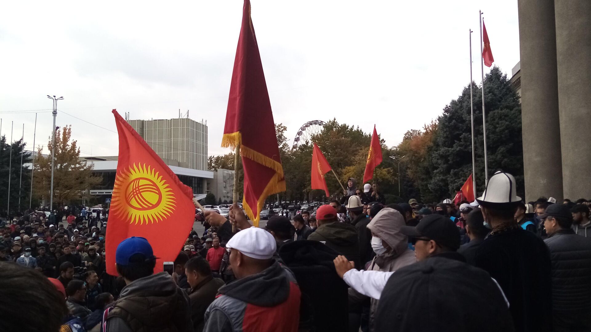 Участники митинга в Бишкеке - РИА Новости, 1920, 09.10.2020