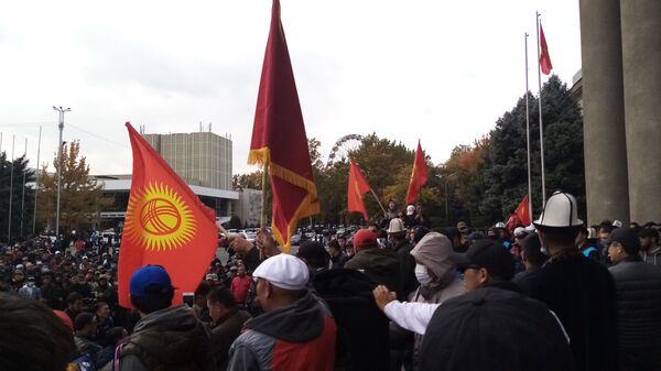 Участники митинга в Бишкеке