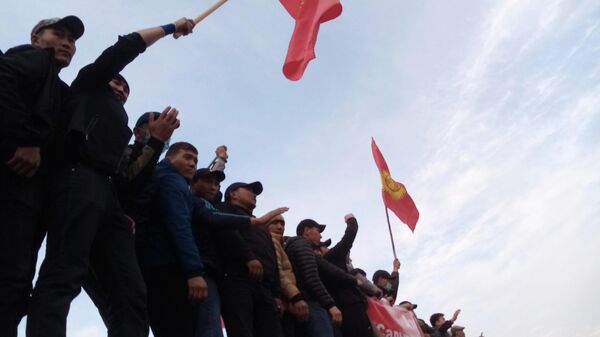 Участники митинга на площади Ала-Тоо в Бишкеке