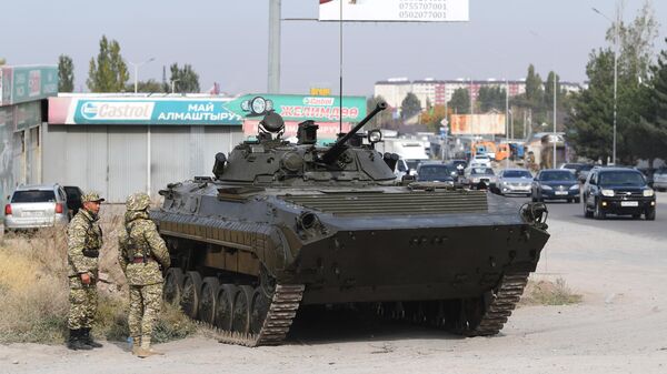 Военнослужащие вооруженных сил Киргизии на блокпосту в Бишкеке