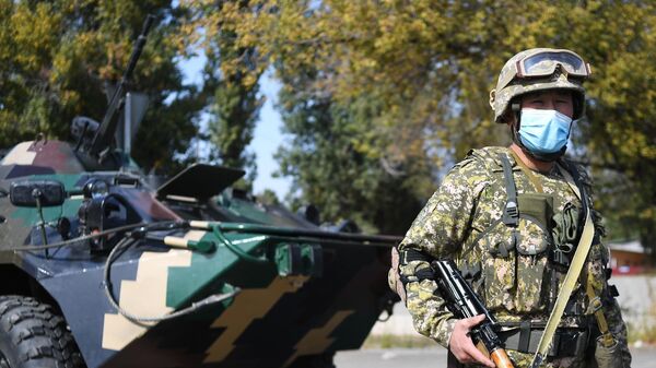 Военнослужащий вооруженных сил Киргизии на блокпосту в Бишкеке