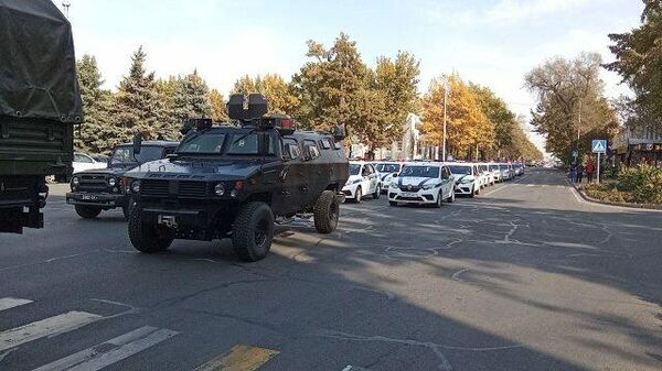 Машины МВД перекрыли движение в центре Бишкека