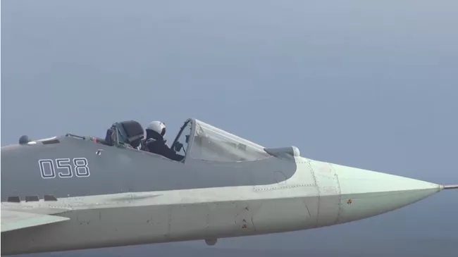 Полет российского истребителя Су-57