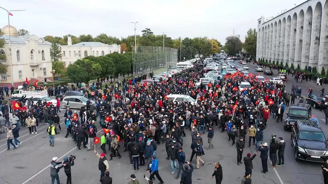 Сторонники Алмазбека Атамбаева и Омурбека Бабанова принимают участие в митинге в Бишкеке