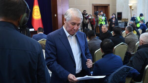 Cпикер парламента Киргизии Мыктыбек Абдылдаев на внеочередном заседании парламента Киргизии