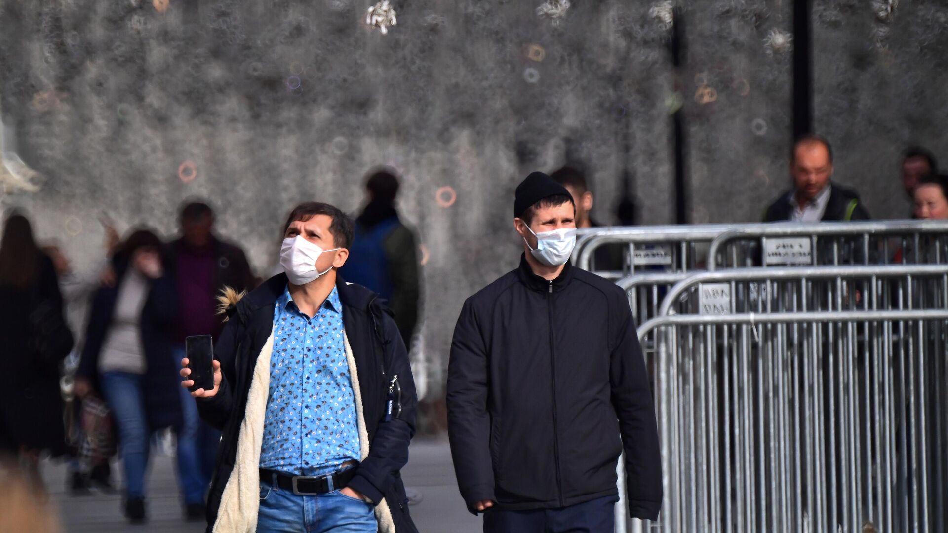 Мужчины в защитных масках на одной из улиц в центре Москвы Мужчины в защитных масках на одной из улиц в центре Москвы - РИА Новости, 1920, 11.10.2020