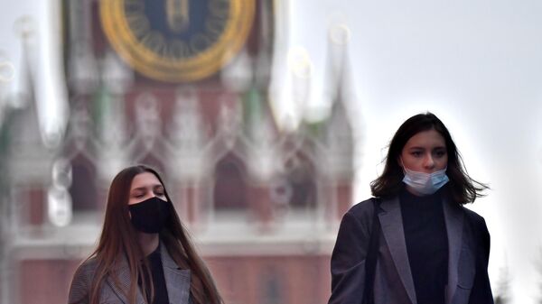 Девушки в защитных масках на Красной площади в Москве
