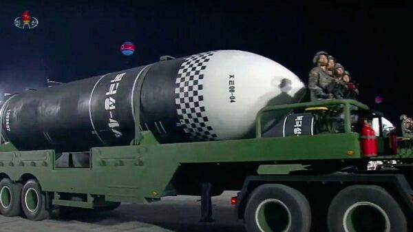 Новая баллистическая ракета Пуккыксон 4-А во время парада в Пхеньяне, КНДР. Стоп-кадр трансляции