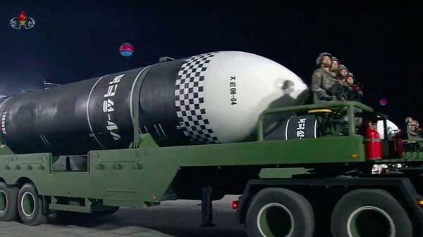 Баллистическая ракета Пуккыксон 4-А во время парада в Пхеньяне, КНДР