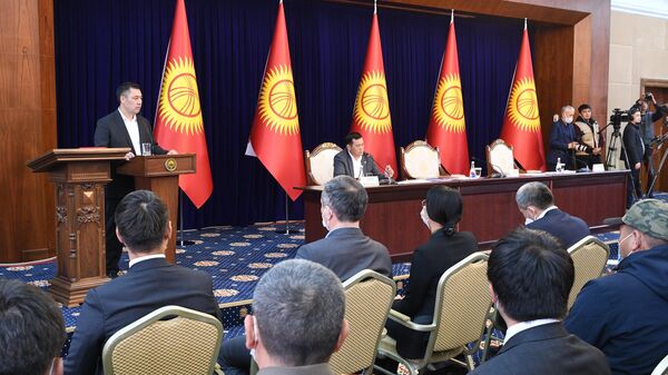 Кандидат на пост премьер-министра Садыр Жапаров выступает на внеочередном заседании парламента Киргизии