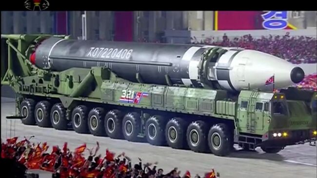 Новая баллистическая ракета во время парада в Пхеньяне, КНДР