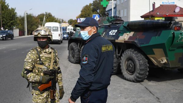 Военнослужащий вооруженных сил Киргизии и сотрудник правоохранительных органов в Бишкеке