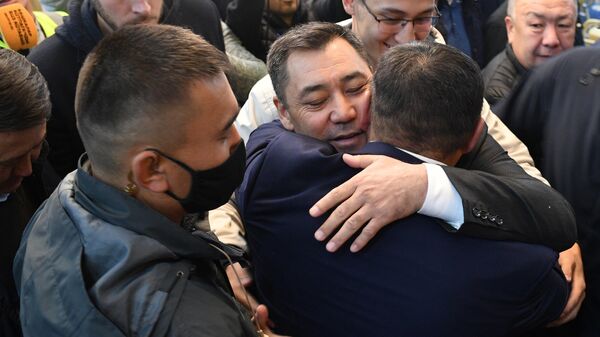 Новоизбранный премьер-министр Садыр Жапаров на внеочередном заседании парламента Киргизии