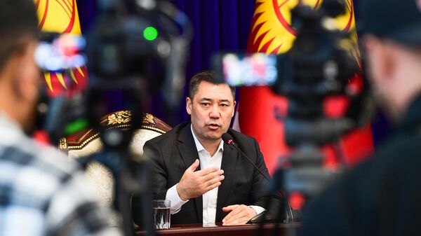 Новоизбранный премьер-министр Садыр Жапаров во время пресс-конференции в Бишкеке