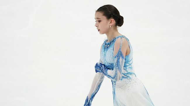 Камила Валиева выступает с короткой программой в женском одиночном катании на II этапе Кубка России - Ростелеком по фигурному катанию в Москве.