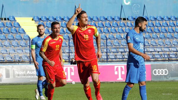 Нападающий сборной Черногории Стеван Йоветич (в центре) радуется голу