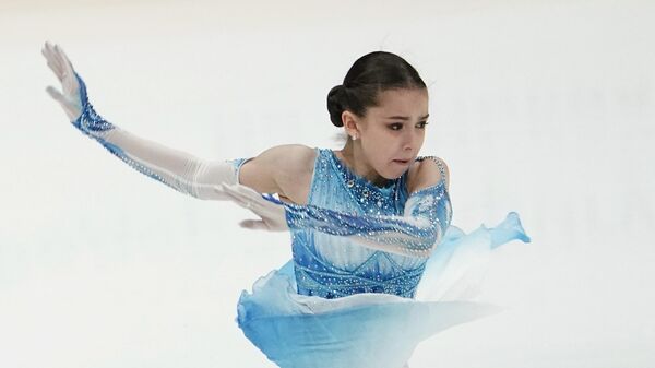 Камила Валиева выступает с короткой программой в женском одиночном катании на II этапе Кубка России - Ростелеком по фигурному катанию в Москве.