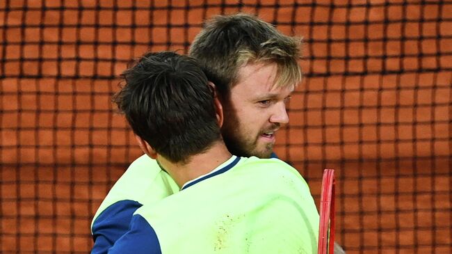 Germany's Kevin Krawietz (L) and Germany's Andreas Mies (R) celebrate after winning against  Croatia's Mate Pavic and Brazil's Bruno Soares during their men's doubles final tennis match on Day 14 of The Roland Garros 2020 French Open tennis tournament in Paris on October 14, 2020. (Photo by Anne-Christine POUJOULAT / AFP)