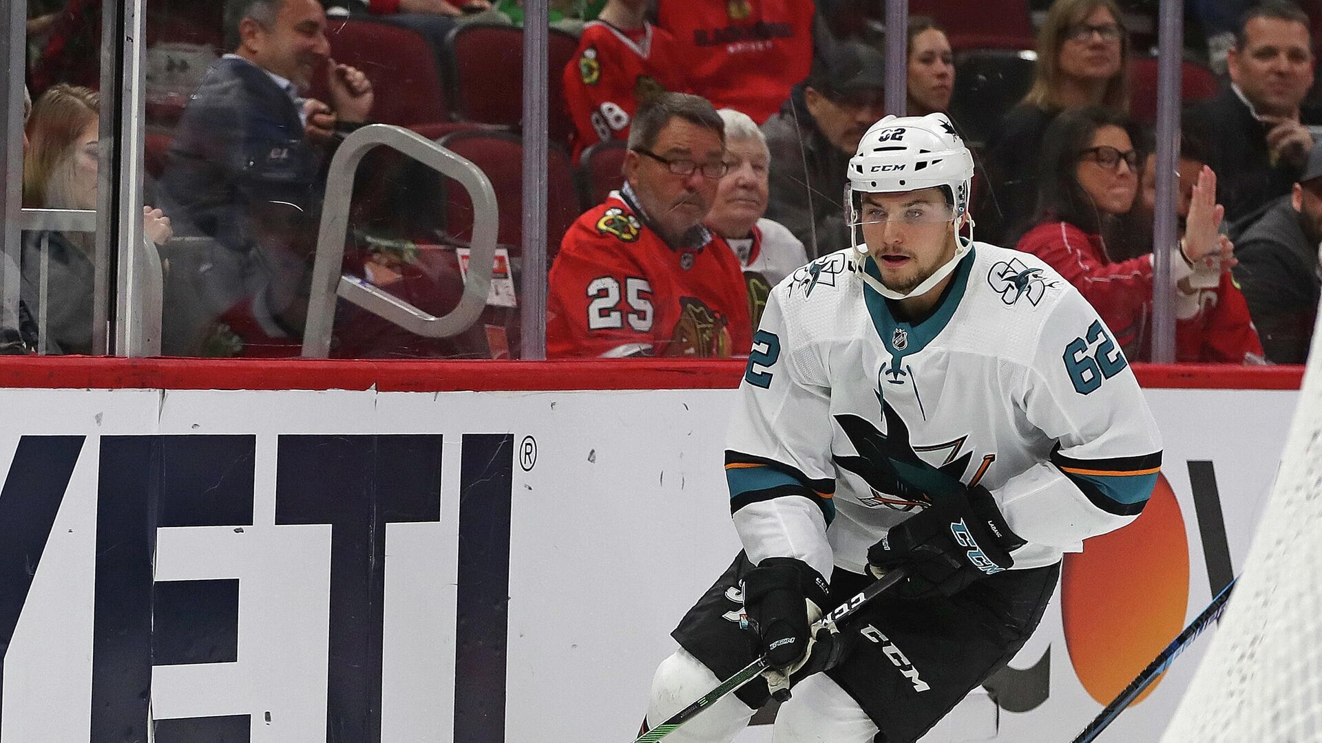 CHICAGO, ILLINOIS - MARCH 11: Kevin Labanc #62 of the San Jose Sharks skates with the puck behind the Sharks net against the Chicago Blackhawks at the United Center on March 11, 2020 in Chicago, Illinois. The Blackhawks defeated the Sharks 6-2.   Jonathan Daniel/Getty Images/AFP - РИА Новости, 1920, 11.10.2020