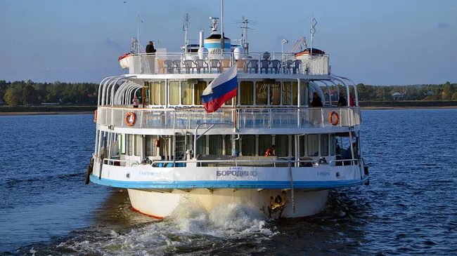 Теплоход Бородино, получивший пробоину и севший на мель в подмосковных Луховицах