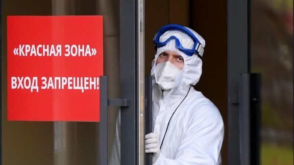Медицинский персонал на территории Республиканской клинической инфекционной больницы в Казани