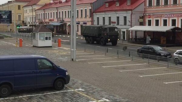 В центр Минска прибывает военная техника и водометы