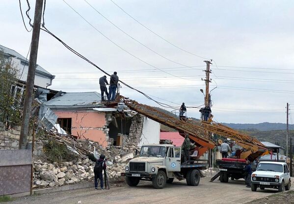 Восстановление электрических сетей, поврежденных в результате обстрелов Степанакерта в Нагорном Карабахе.