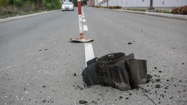 Неразорвавшийся снаряд, оставшийся на улице Степанакерта после обстрела Степанакерта в Нагорном Карабахе