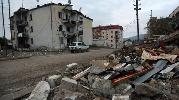 Дома в Степанакерте, поврежденные в результате обстрелов