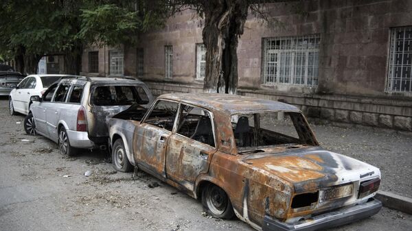 Легковые автомобили, искореженные и обгоревшие в результате обстрелов Степанакерта в Нагорном Карабахе