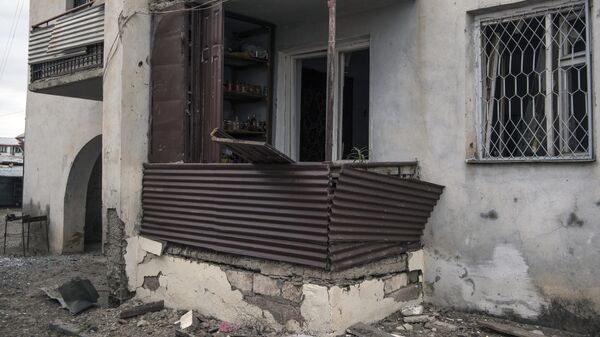 Жилой дом , пострадавший в результате обстрелов Степанакерта в Нагорном Карабахе